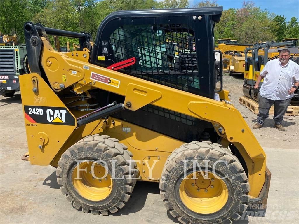 CAT 242D Minicarregadeiras