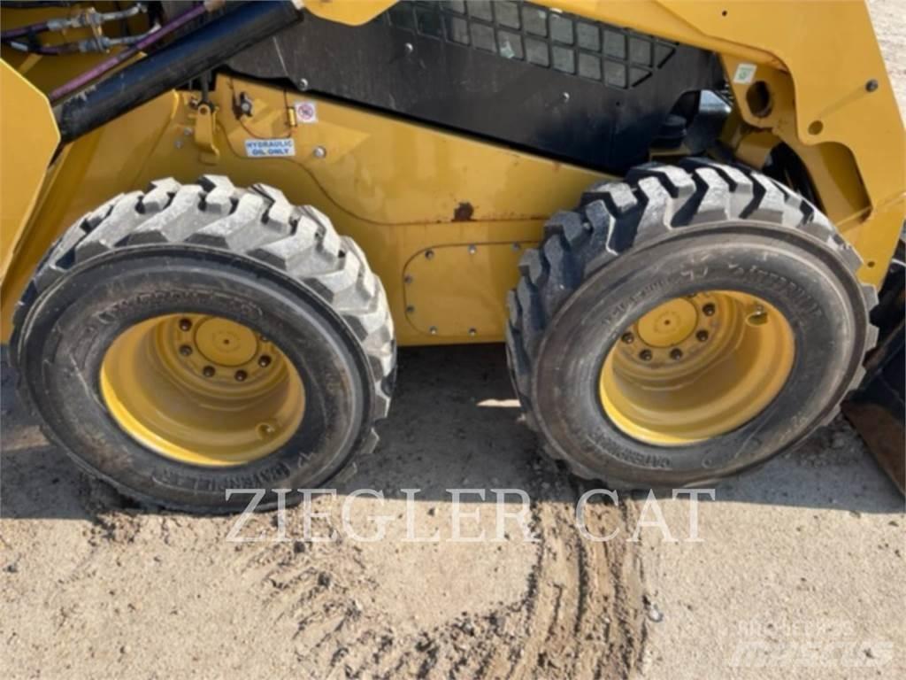 CAT 242D3 Minicarregadeiras