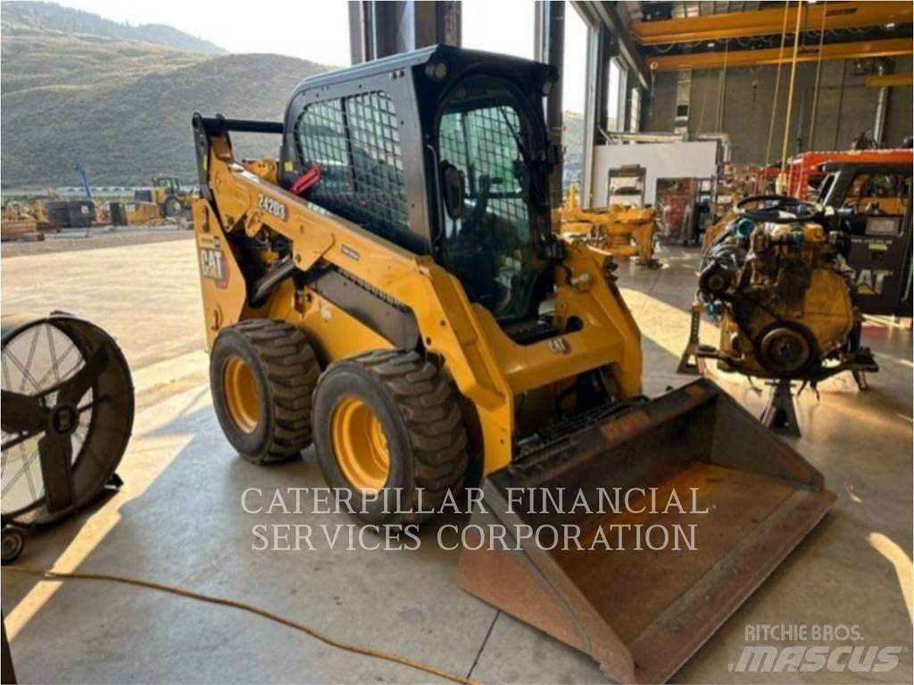 CAT 242D3 Minicarregadeiras