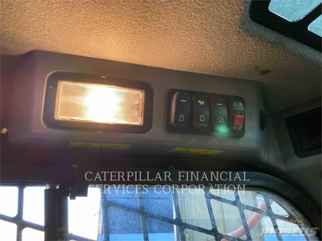 CAT 242D3 Minicarregadeiras