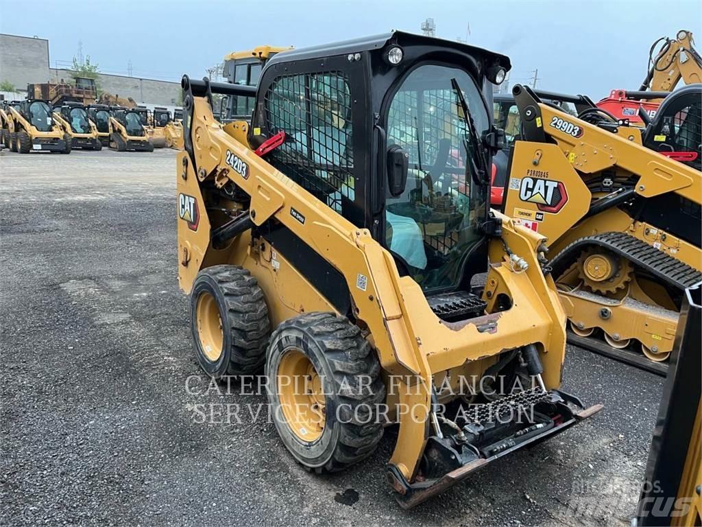 CAT 242D3 Minicarregadeiras