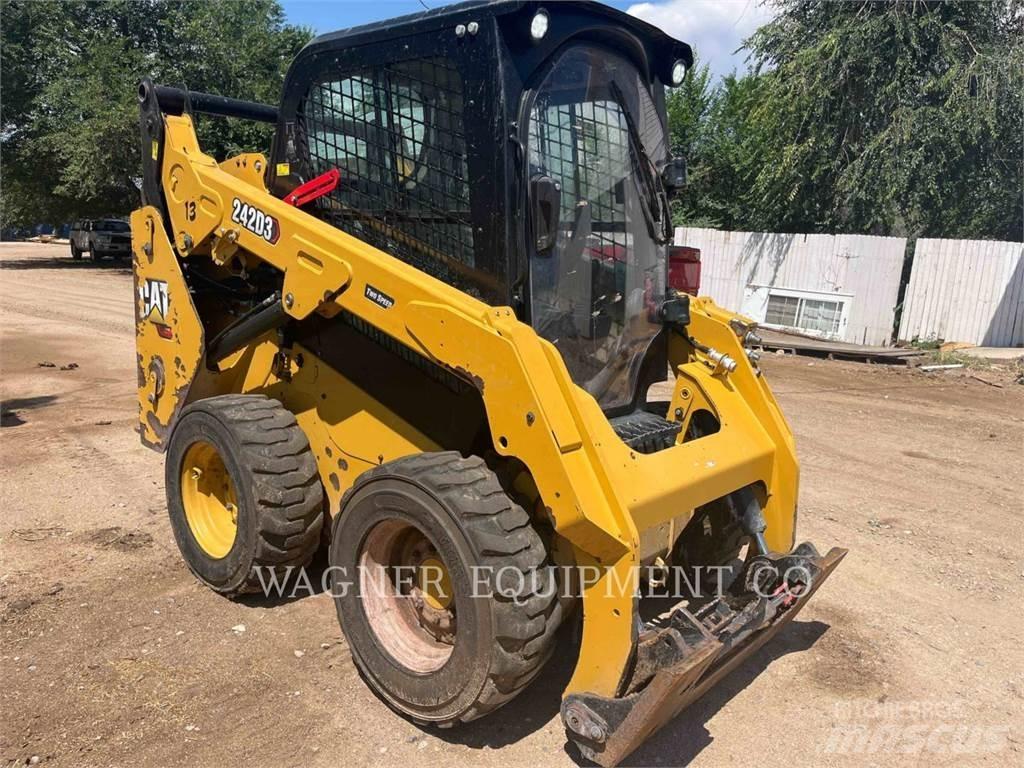 CAT 242D3 Minicarregadeiras