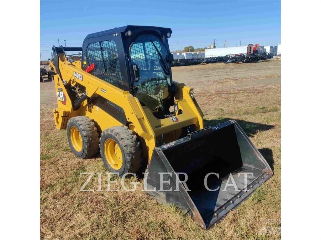 CAT 242D3 Minicarregadeiras