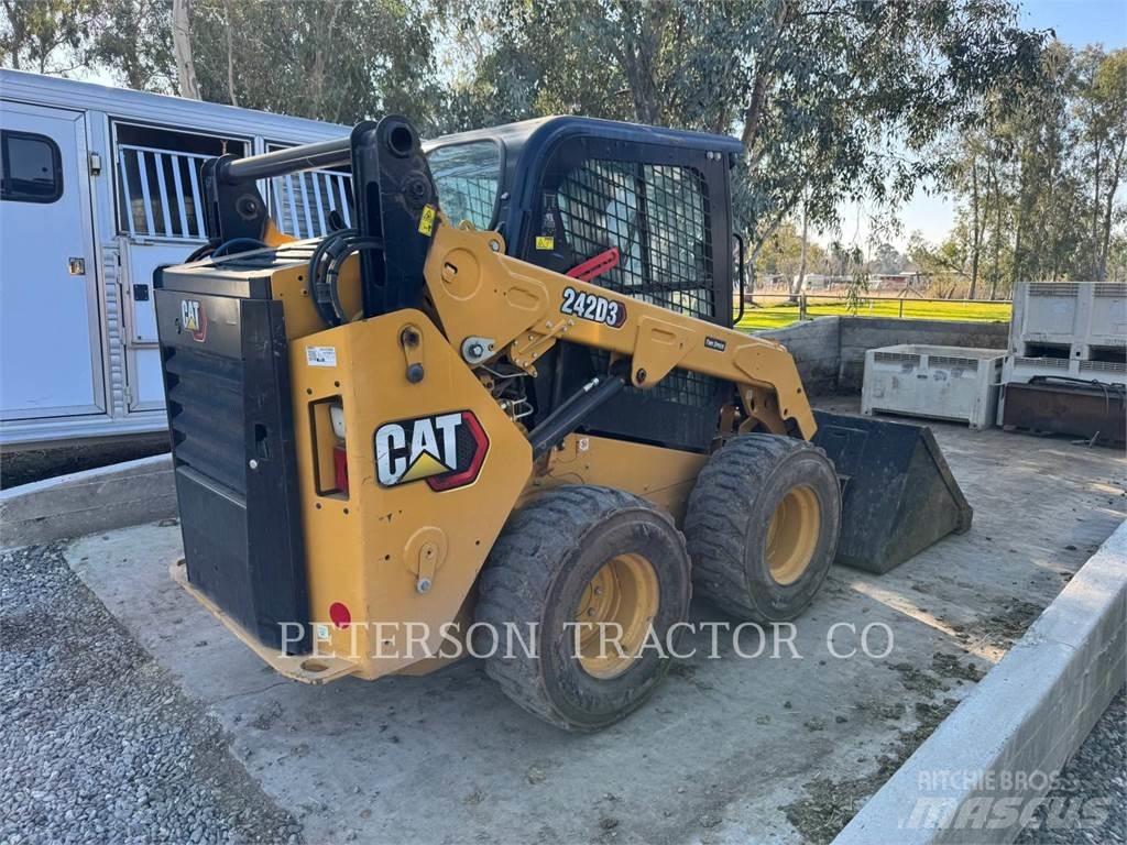 CAT 242D3 Minicarregadeiras