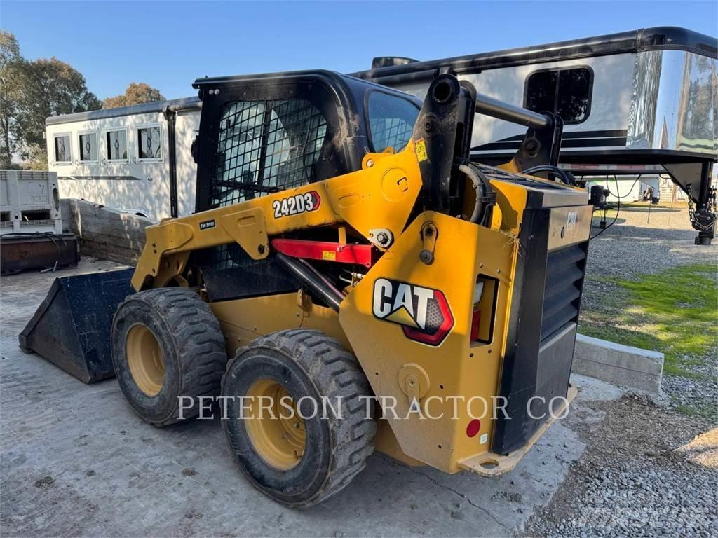 CAT 242D3 Minicarregadeiras
