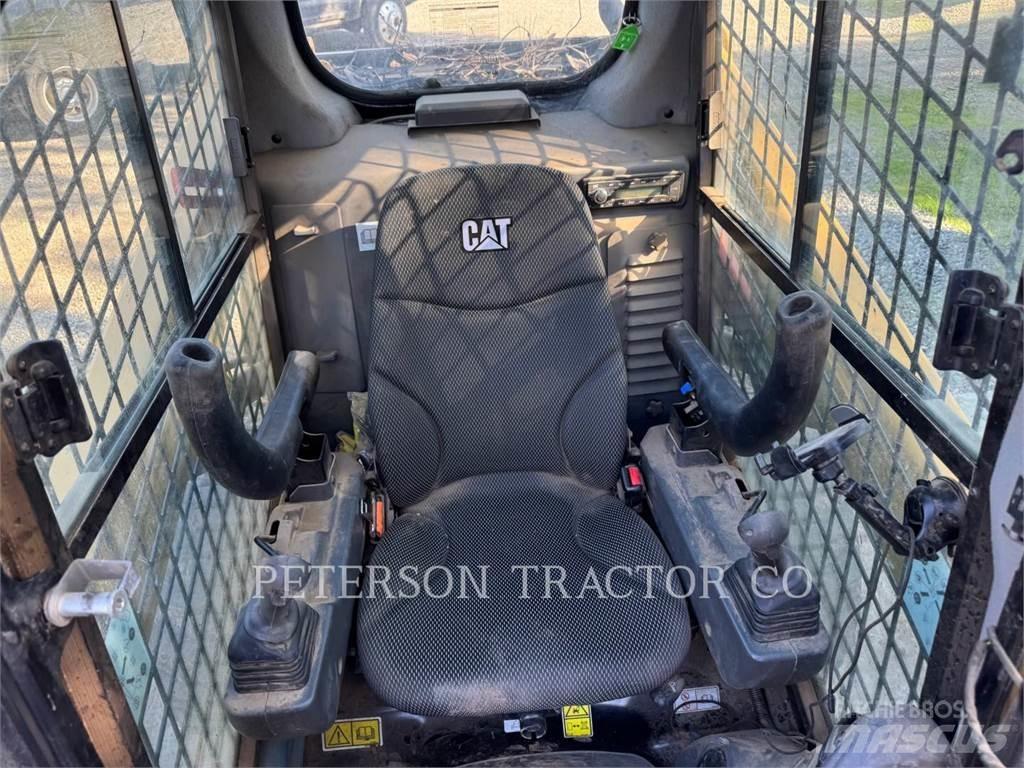 CAT 242D3 Minicarregadeiras