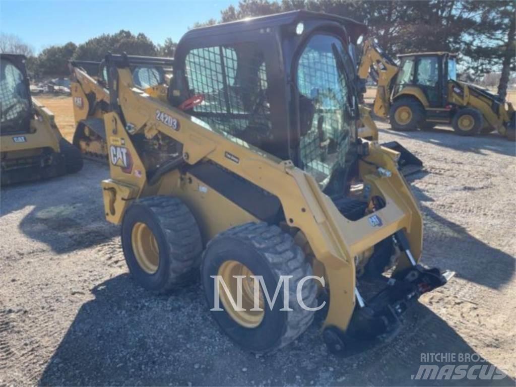 CAT 242D3 Minicarregadeiras