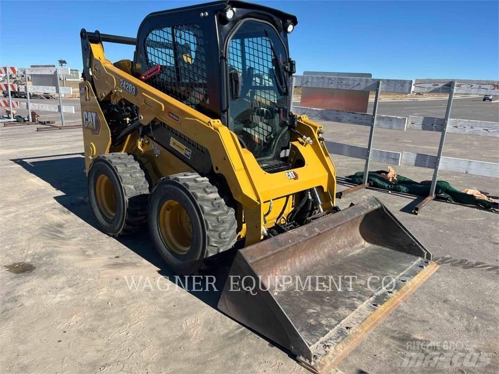 CAT 242D3 Minicarregadeiras