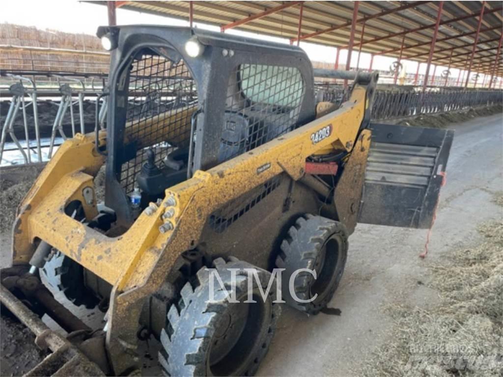 CAT 242D3 Minicarregadeiras