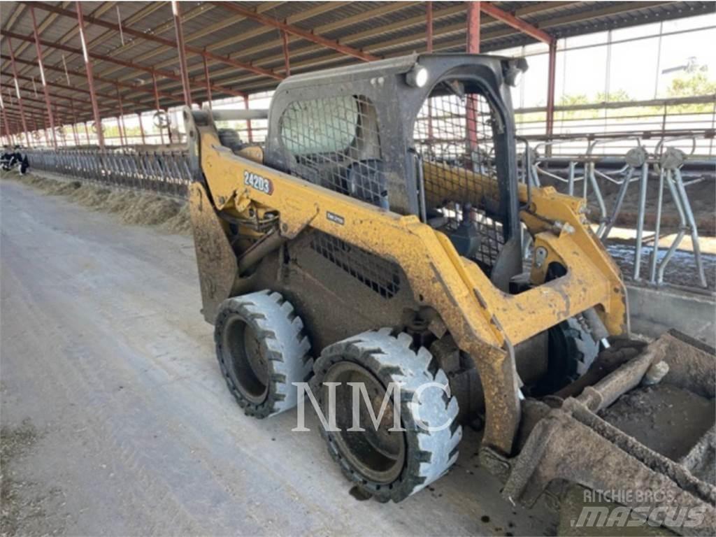 CAT 242D3 Minicarregadeiras