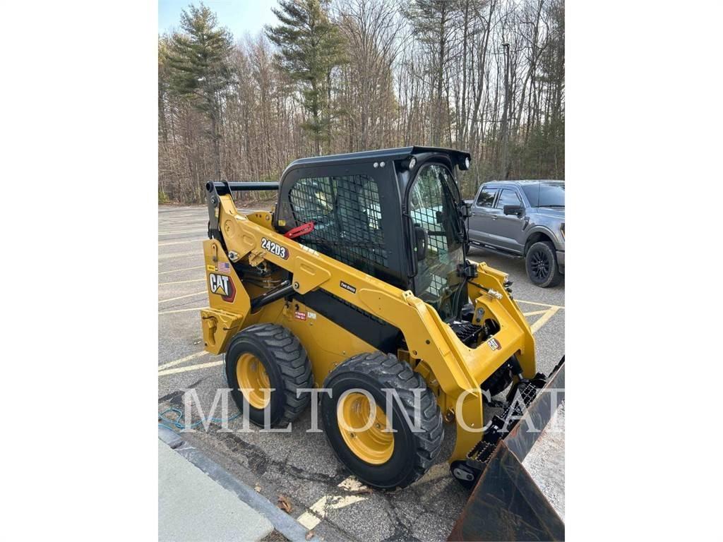 CAT 242D3 Minicarregadeiras