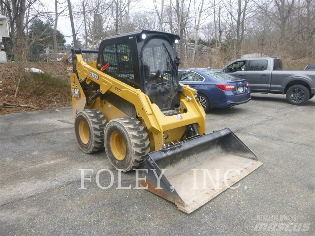CAT 242D3 Minicarregadeiras