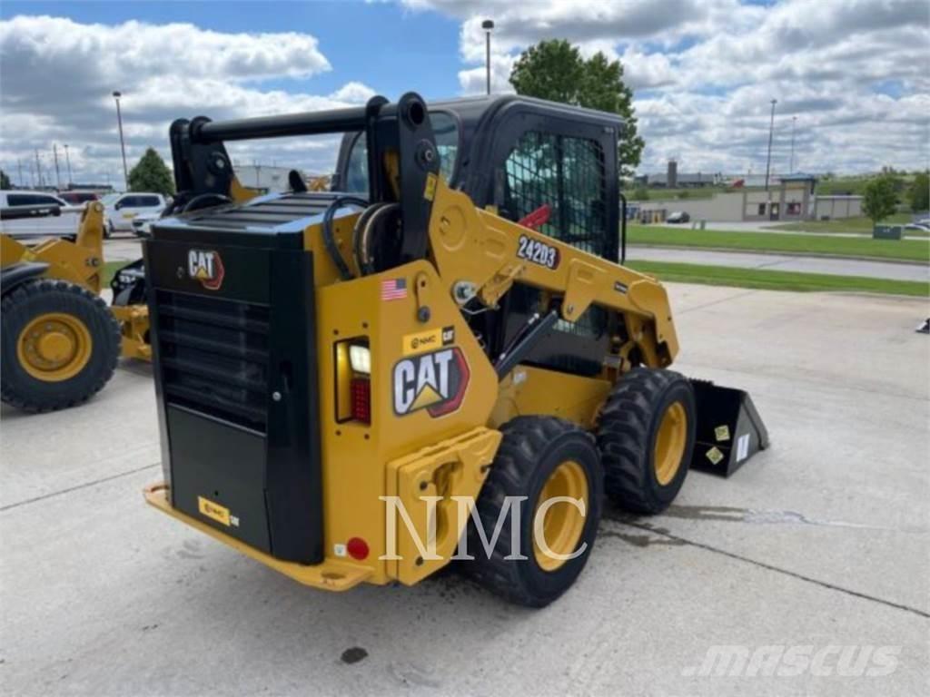 CAT 242D3 Minicarregadeiras
