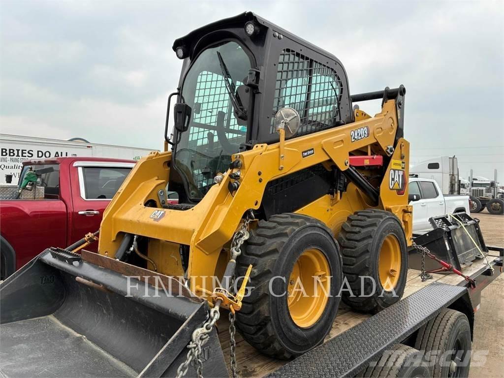 CAT 242D3 Minicarregadeiras