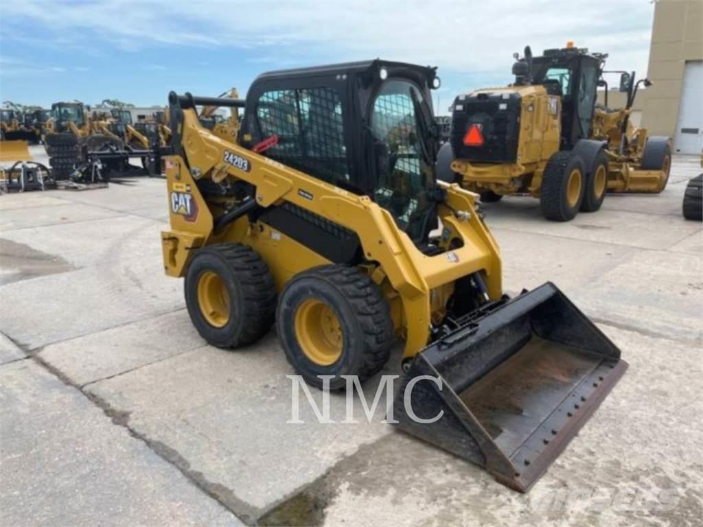 CAT 242D3 Minicarregadeiras