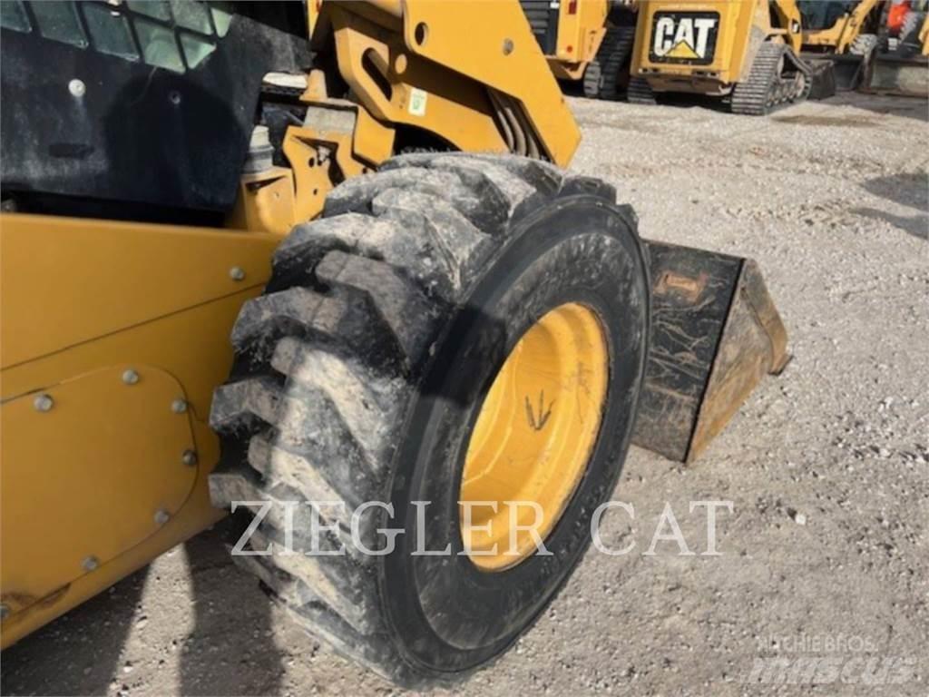 CAT 272D2 Minicarregadeiras