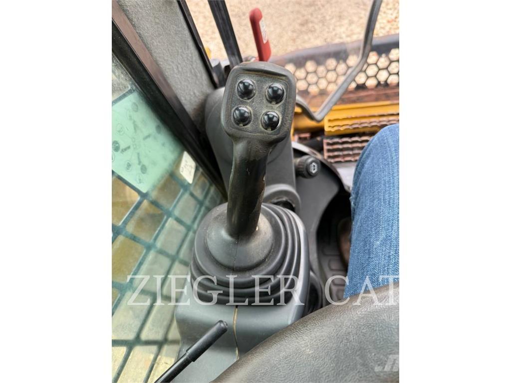 CAT 272D2 Minicarregadeiras