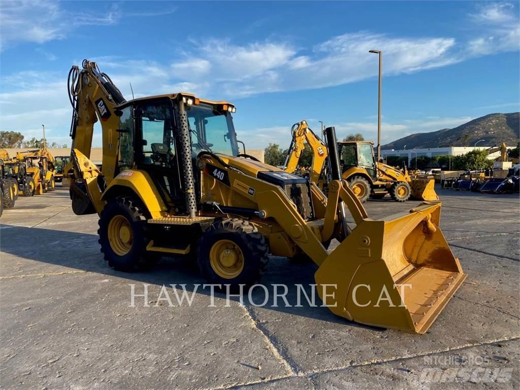 CAT 440 Retroescavadeiras