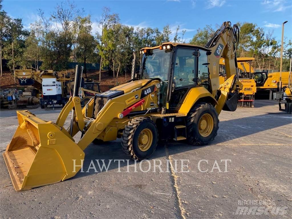 CAT 440 Retroescavadeiras