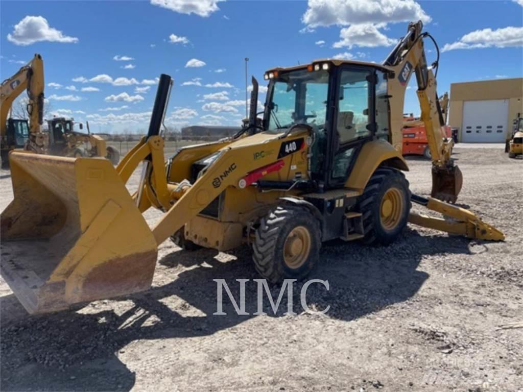 CAT 440 Retroescavadeiras