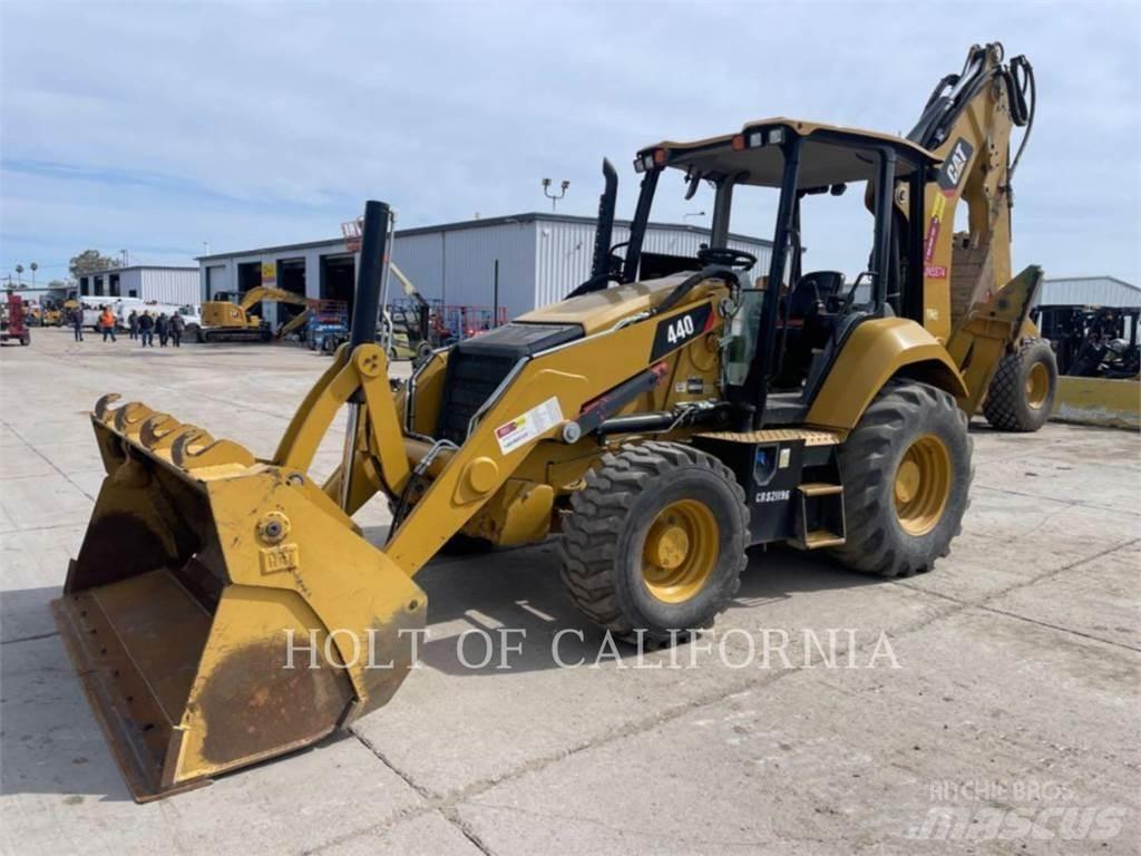 CAT 440 Retroescavadeiras