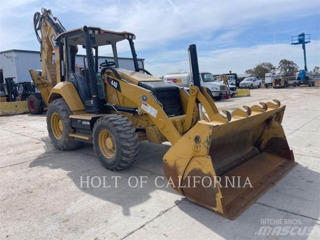 CAT 440 Retroescavadeiras