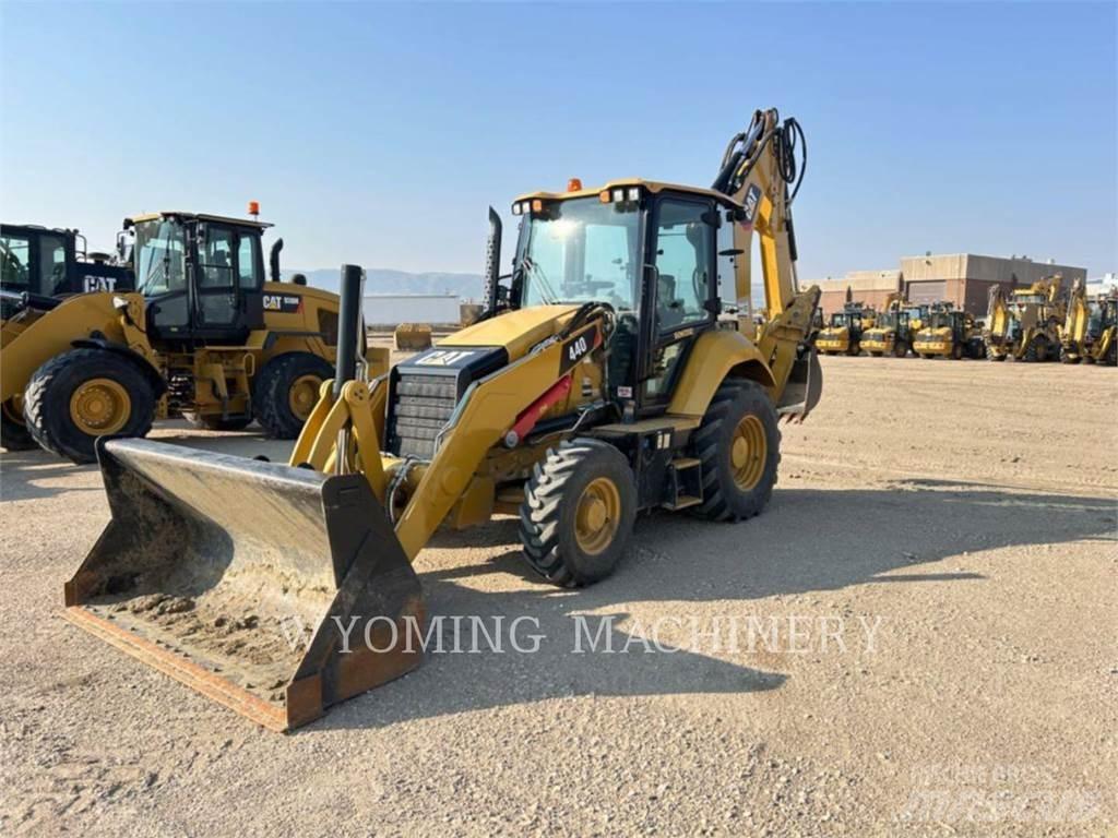 CAT 440 Retroescavadeiras