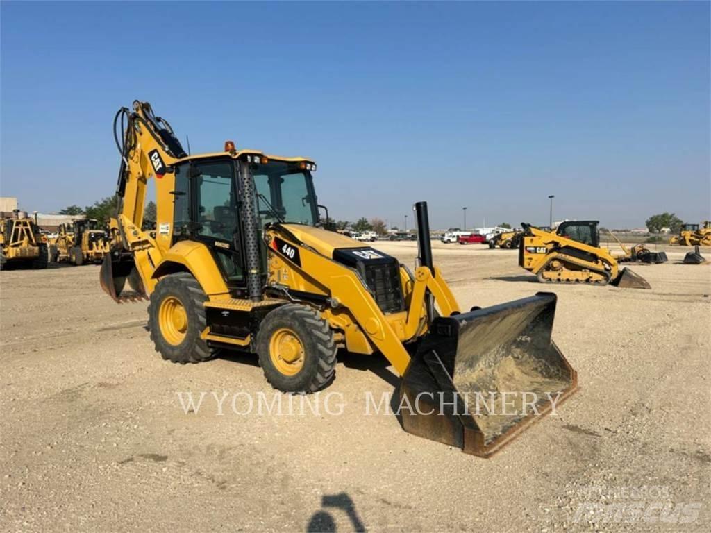 CAT 440 Retroescavadeiras