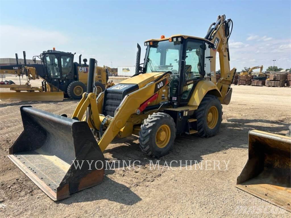 CAT 440 Retroescavadeiras