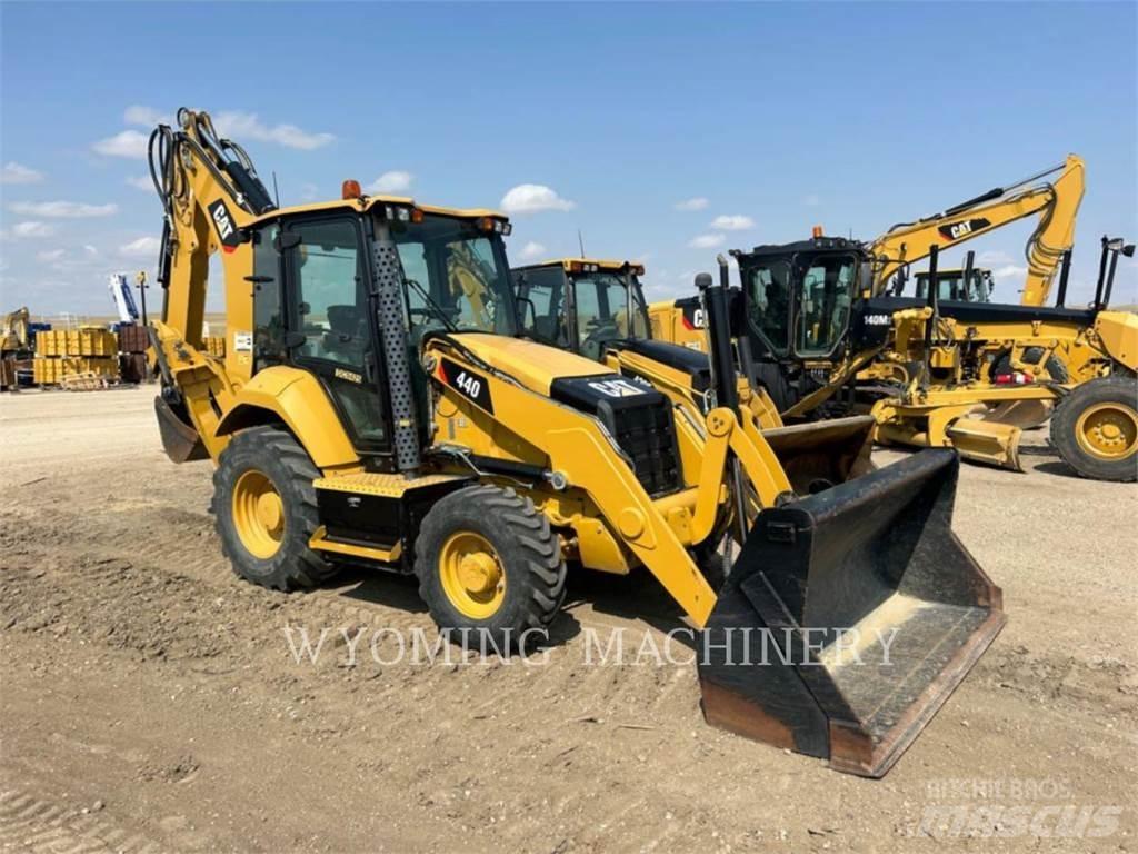 CAT 440 Retroescavadeiras