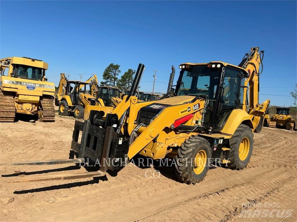 CAT 440 Retroescavadeiras