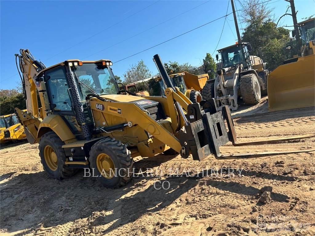 CAT 440 Retroescavadeiras