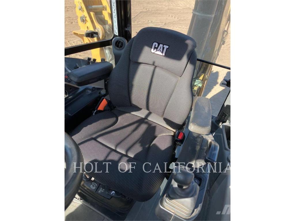 CAT 440 Retroescavadeiras