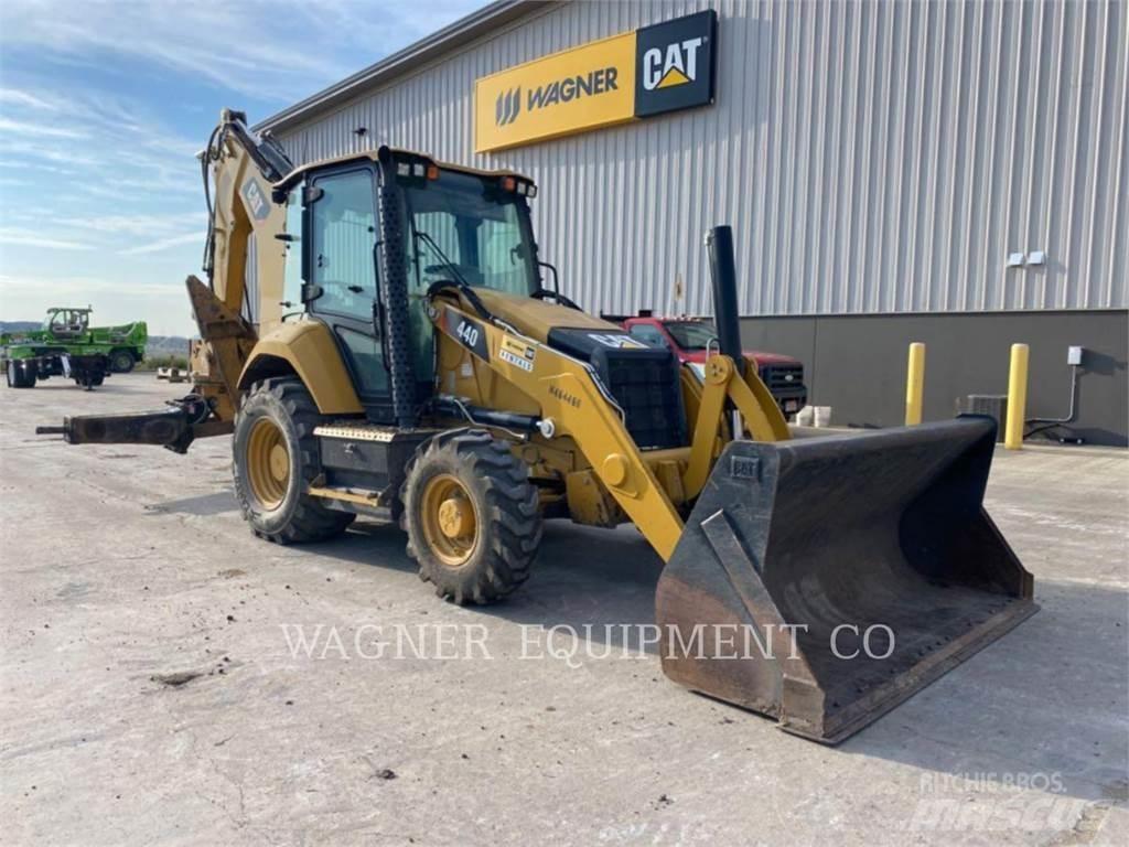 CAT 440 Retroescavadeiras
