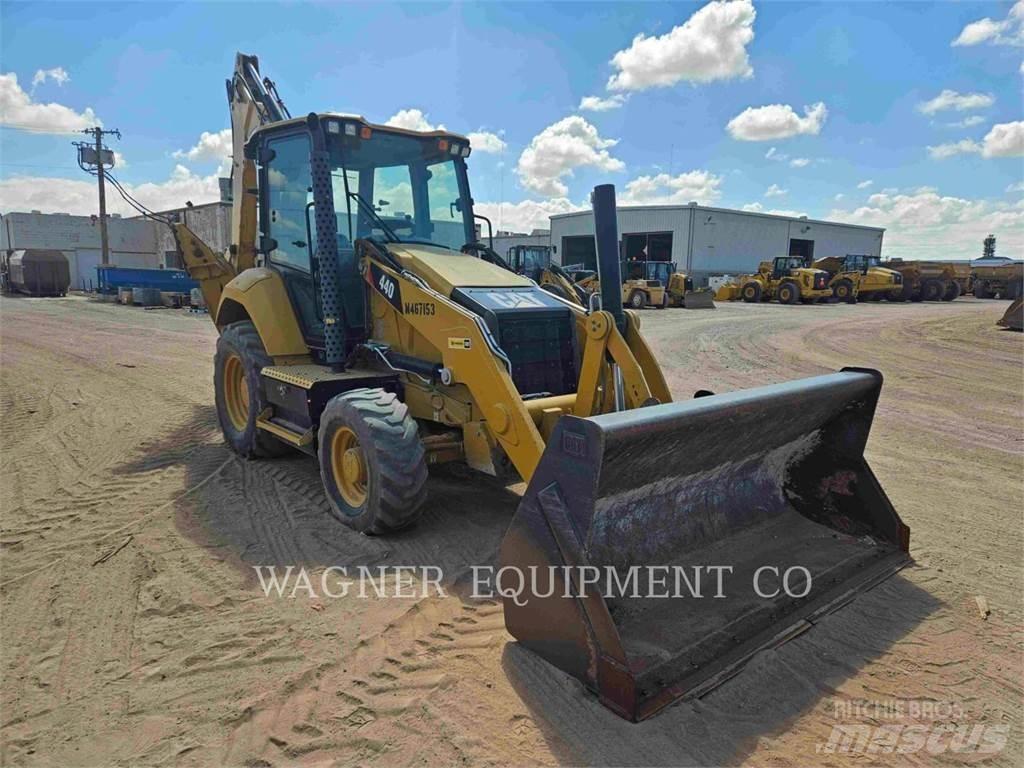 CAT 440 Retroescavadeiras