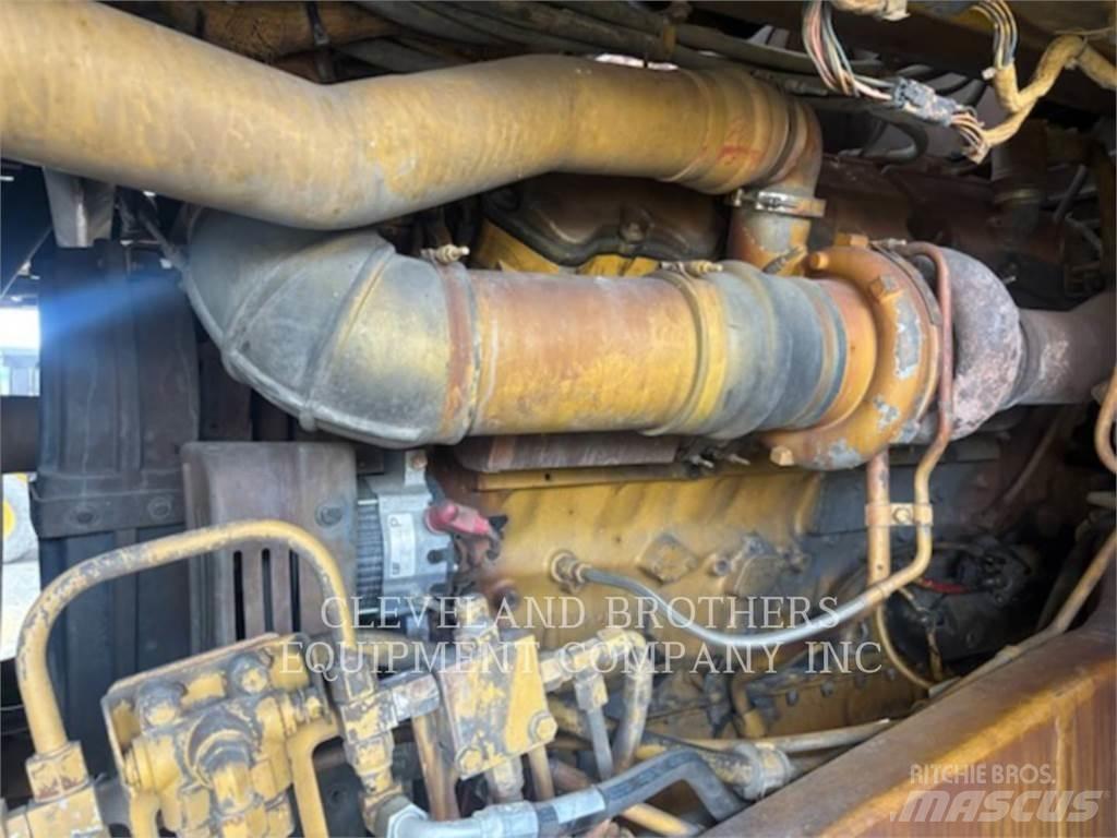 CAT 775F Auto-tanques