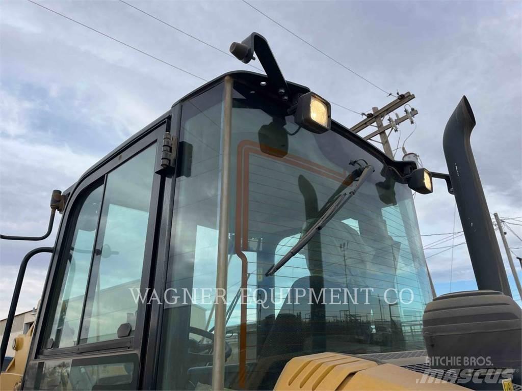CAT 906M Carregadeiras de rodas