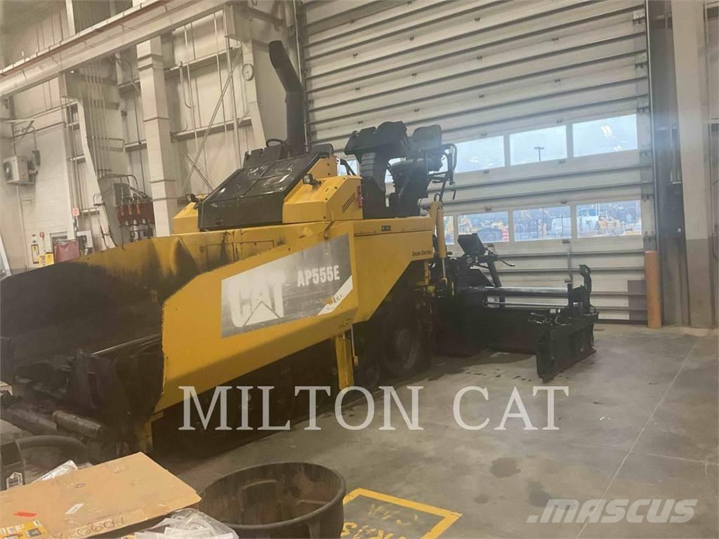 CAT AP555E Espalhadoras de asfalto