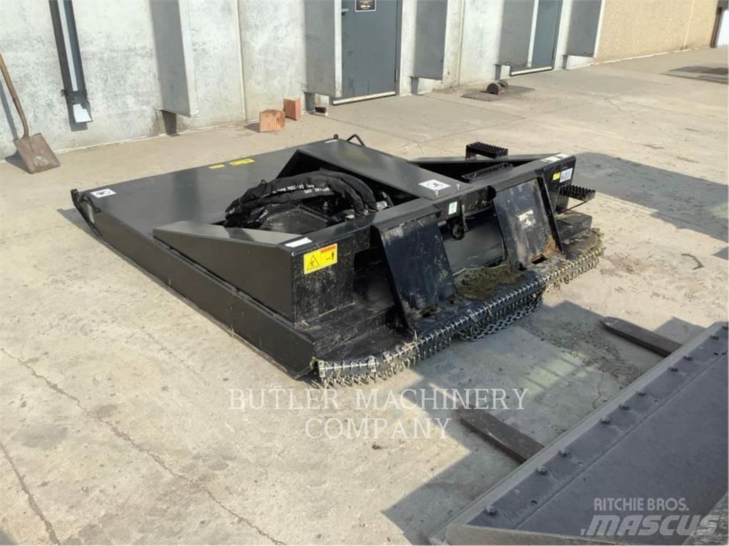 CAT BR320 Gadanheiras e cortadores de folhas para pastos