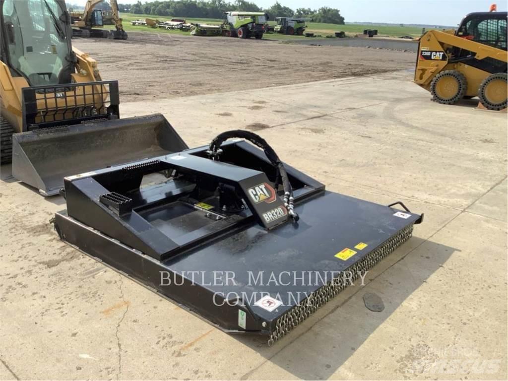 CAT BR320 Gadanheiras e cortadores de folhas para pastos