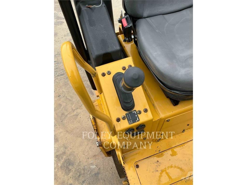 CAT CB1.7-03 Compactadores para terra