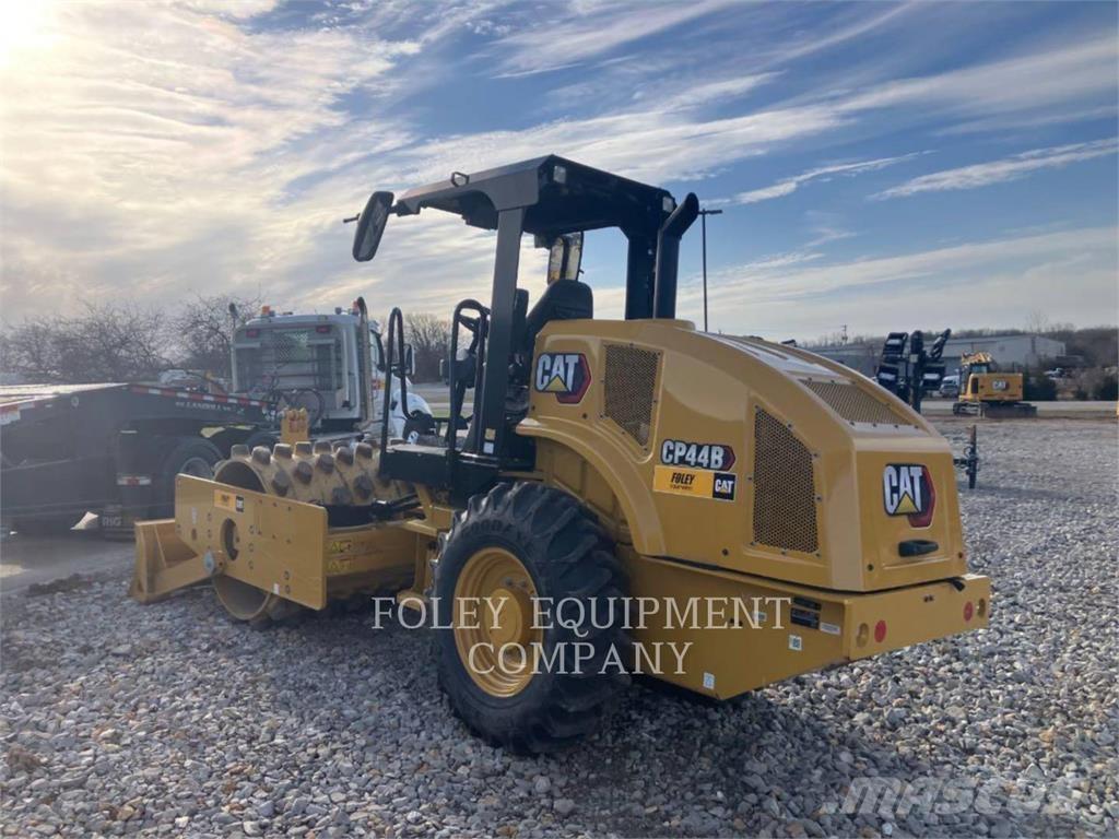CAT CP44B Compactadores para terra