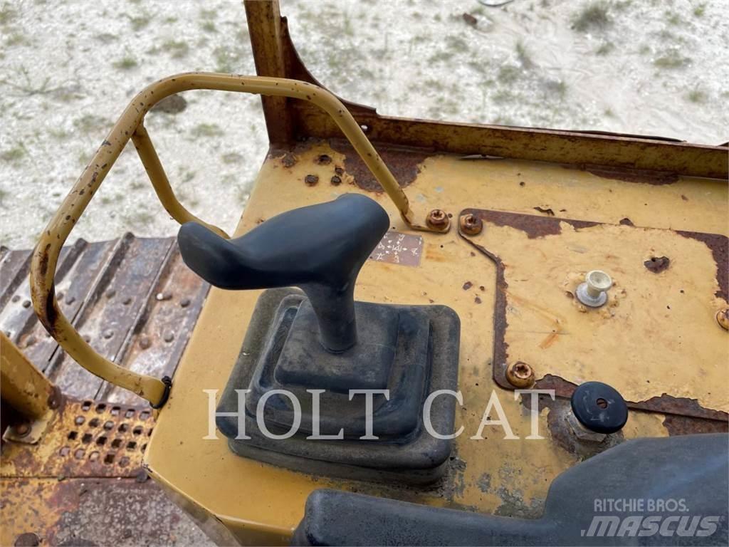 CAT D5M Dozers - Tratores rastos