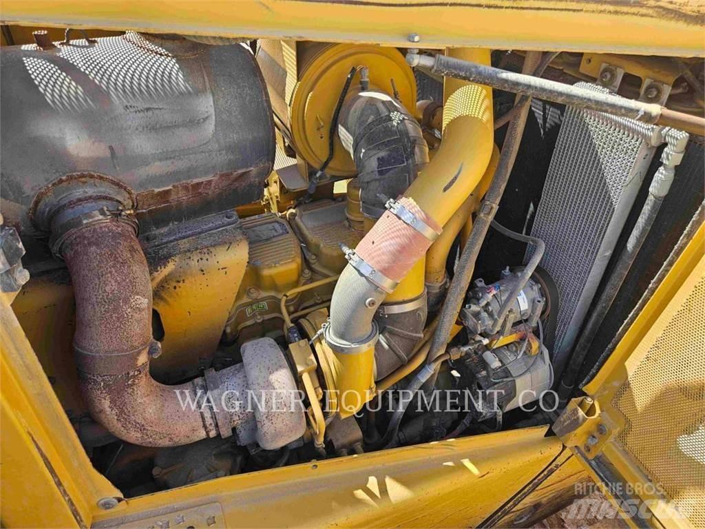 CAT D8T Dozers - Tratores rastos