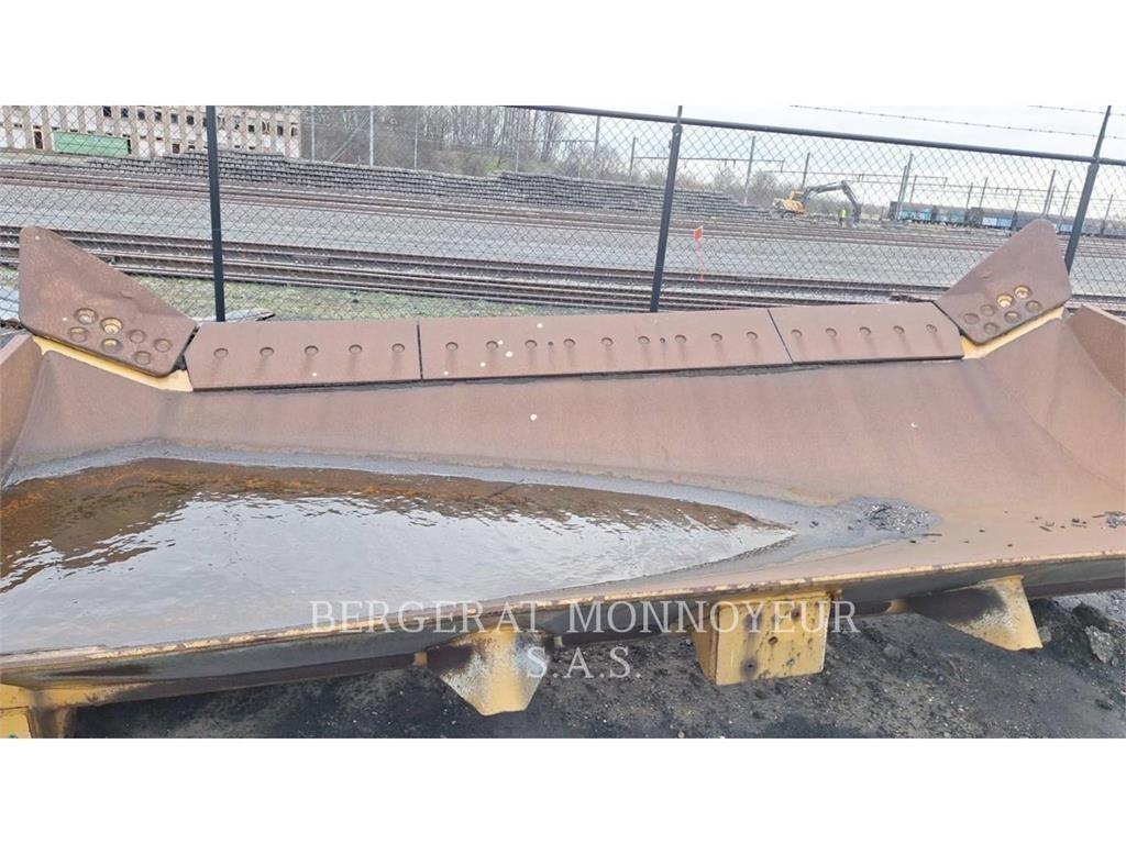 CAT D8T Dozers - Tratores rastos