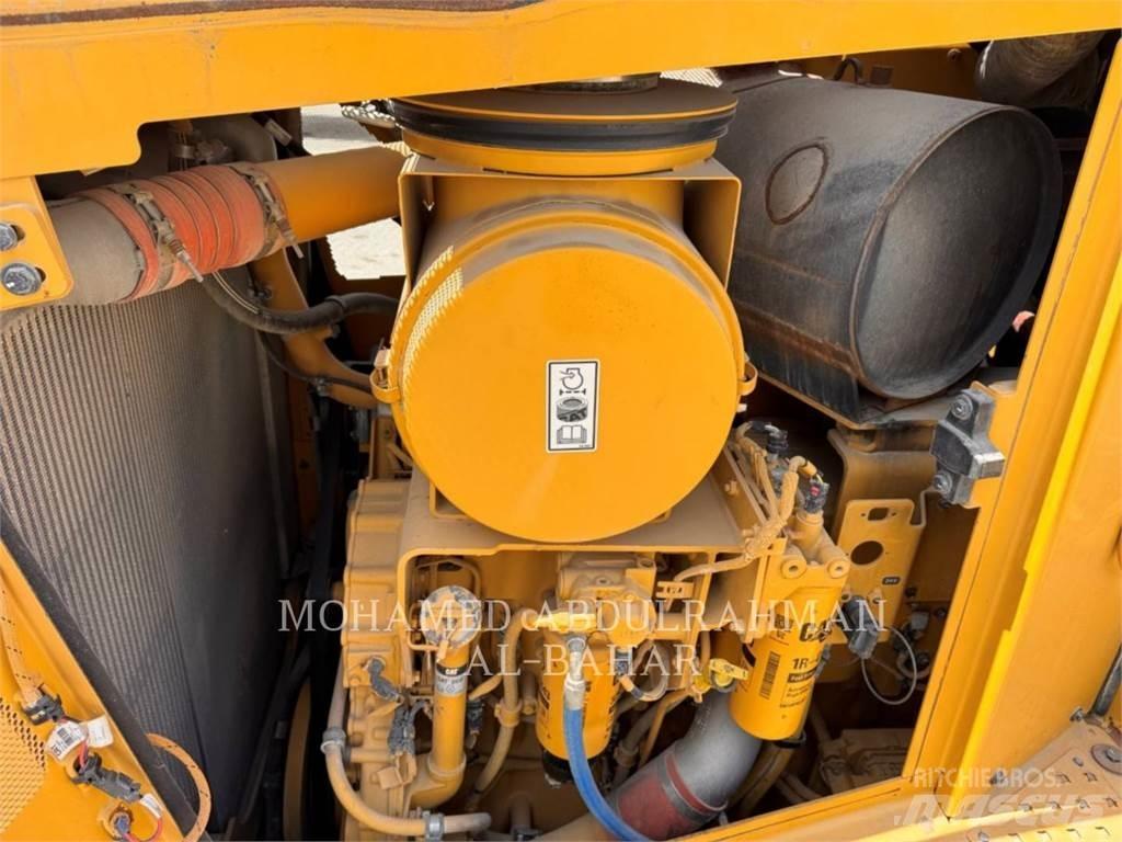 CAT D8T Dozers - Tratores rastos