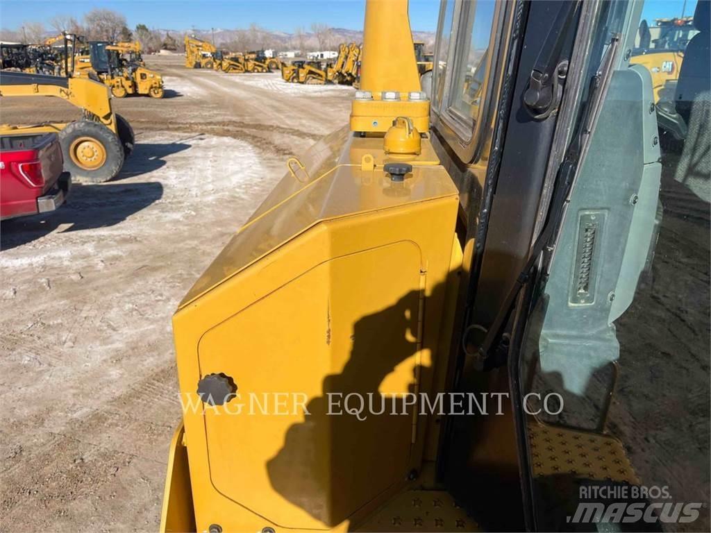 CAT D8T Dozers - Tratores rastos