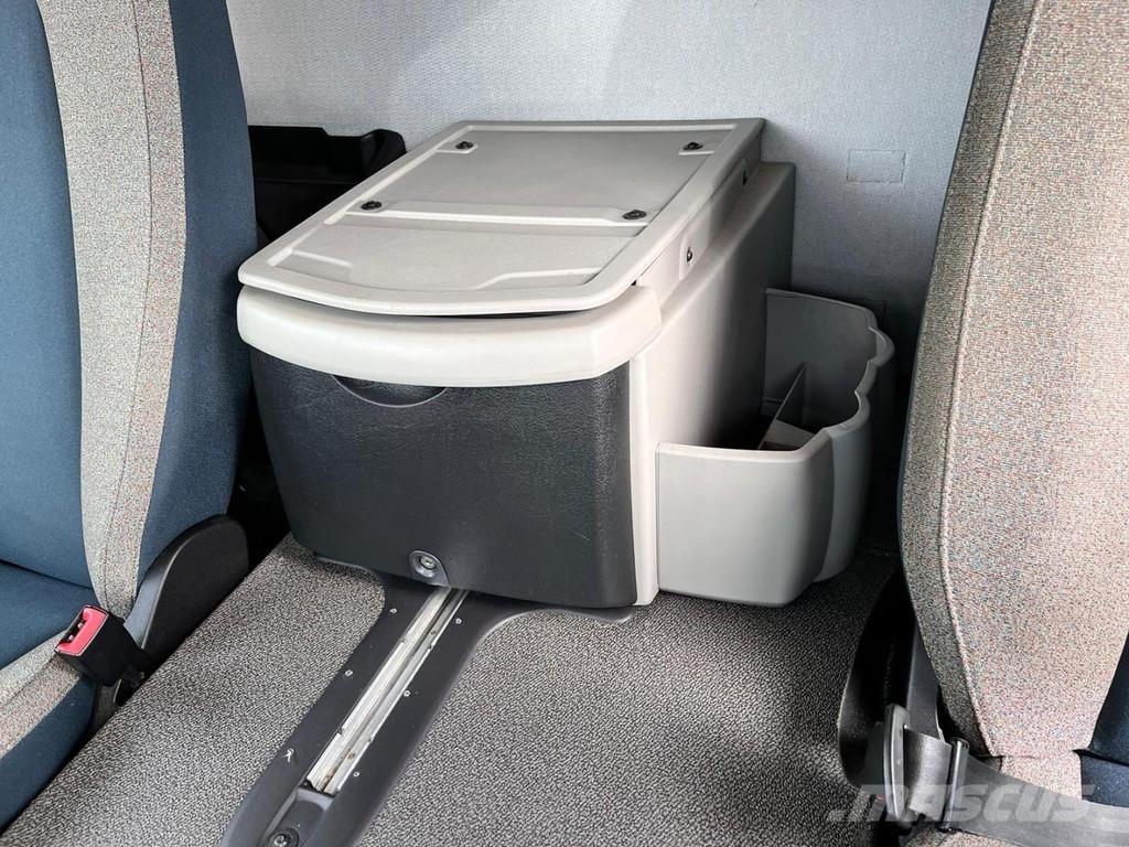 Volvo FL210 Caminhões de caixa fechada