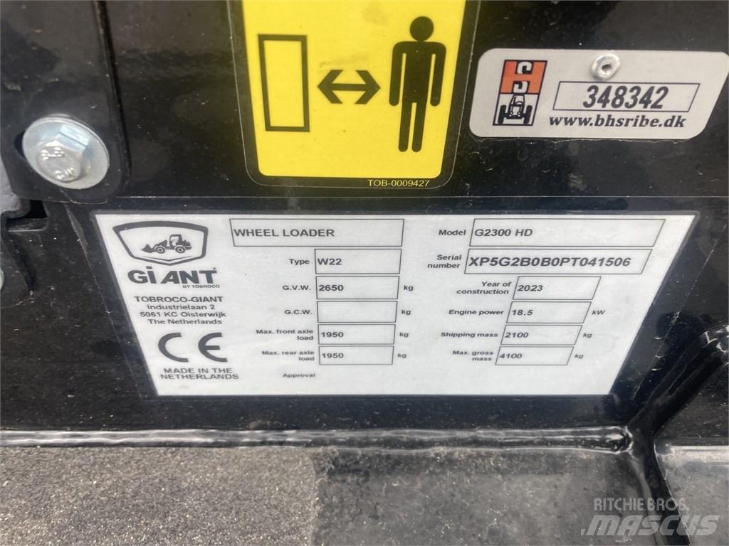 GiANT G2300HD Carregadora multifunções