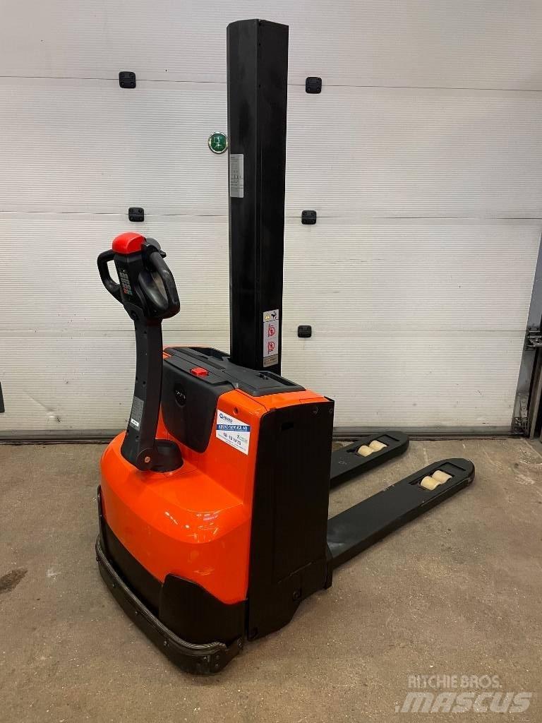 BT Toyota SWE080L Empilhador para operador externo